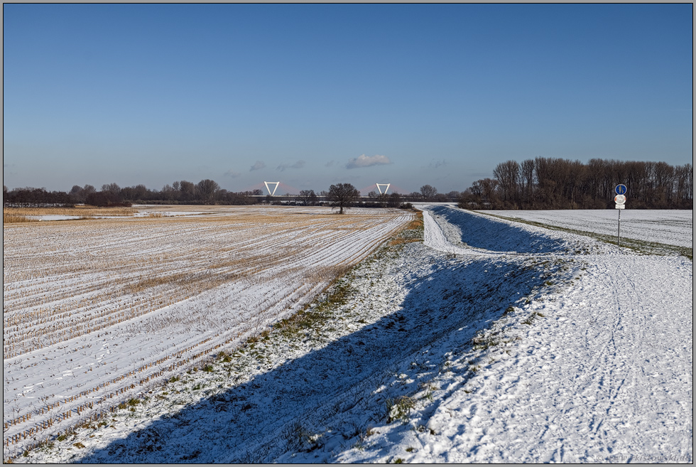 Weg am Deich... Flughafenbrücke *A44*, Rheinbrücke bei Düsseldorf, Blick von Meerbusch Büderich