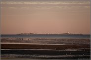 Insel im Watt... Neuwerk *Hamburg*, Blick über das Wattenmeer vor Duhnen im ersten Licht, bei Sonnenaufgang